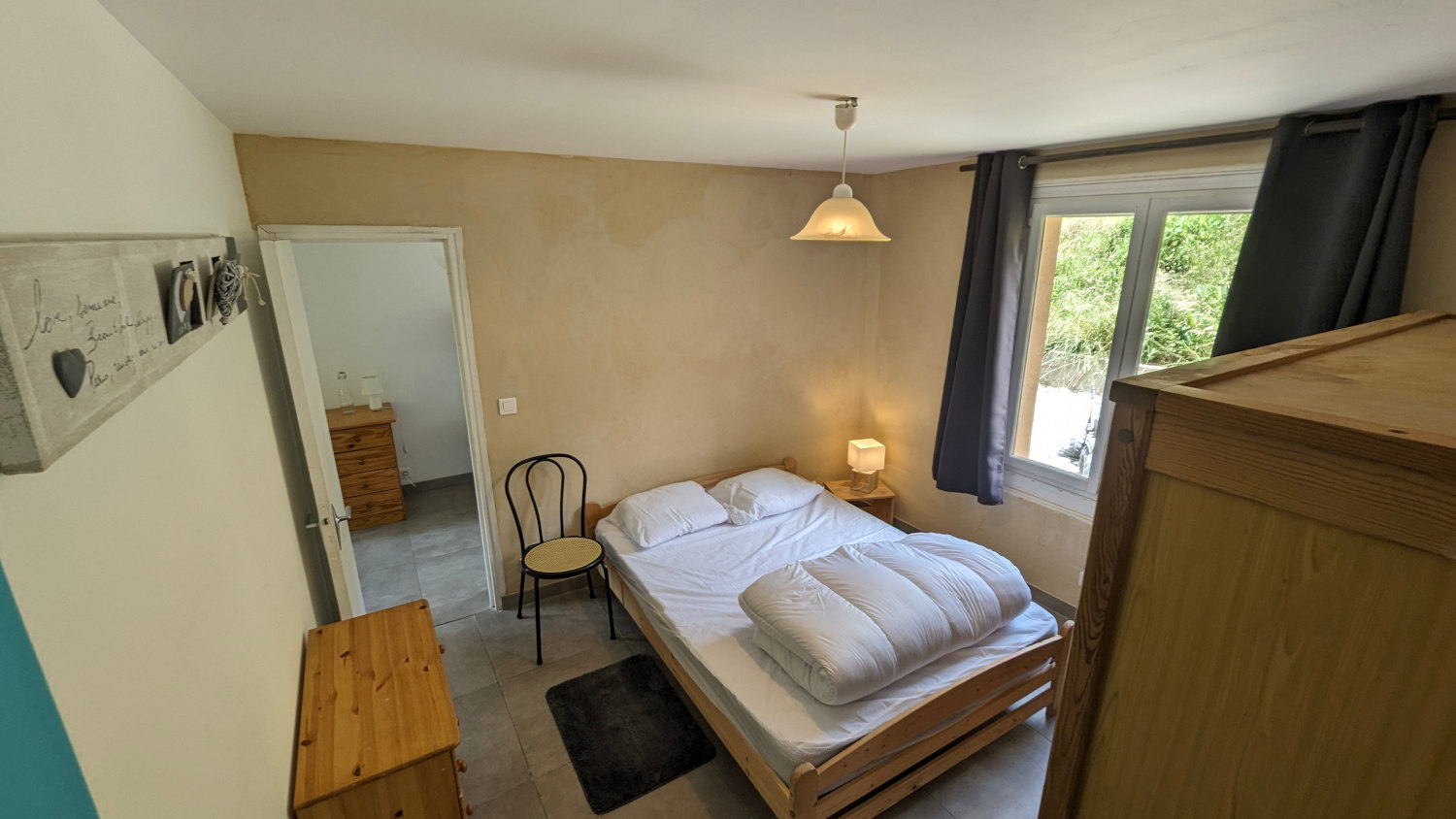 Chambre avec lit double et lits superposés