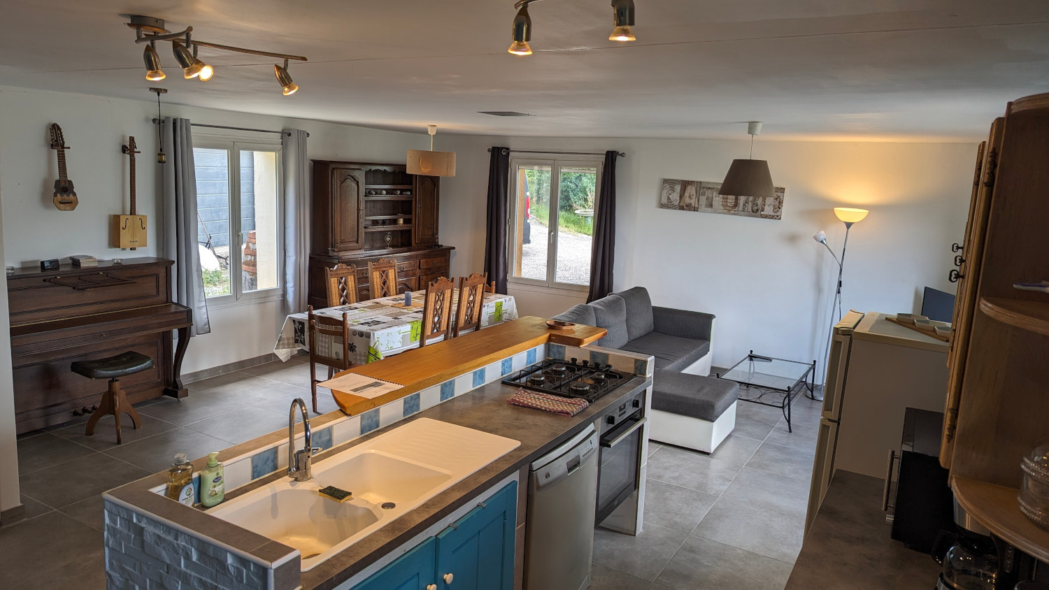 Salon spacieux du Gîte des Martinets