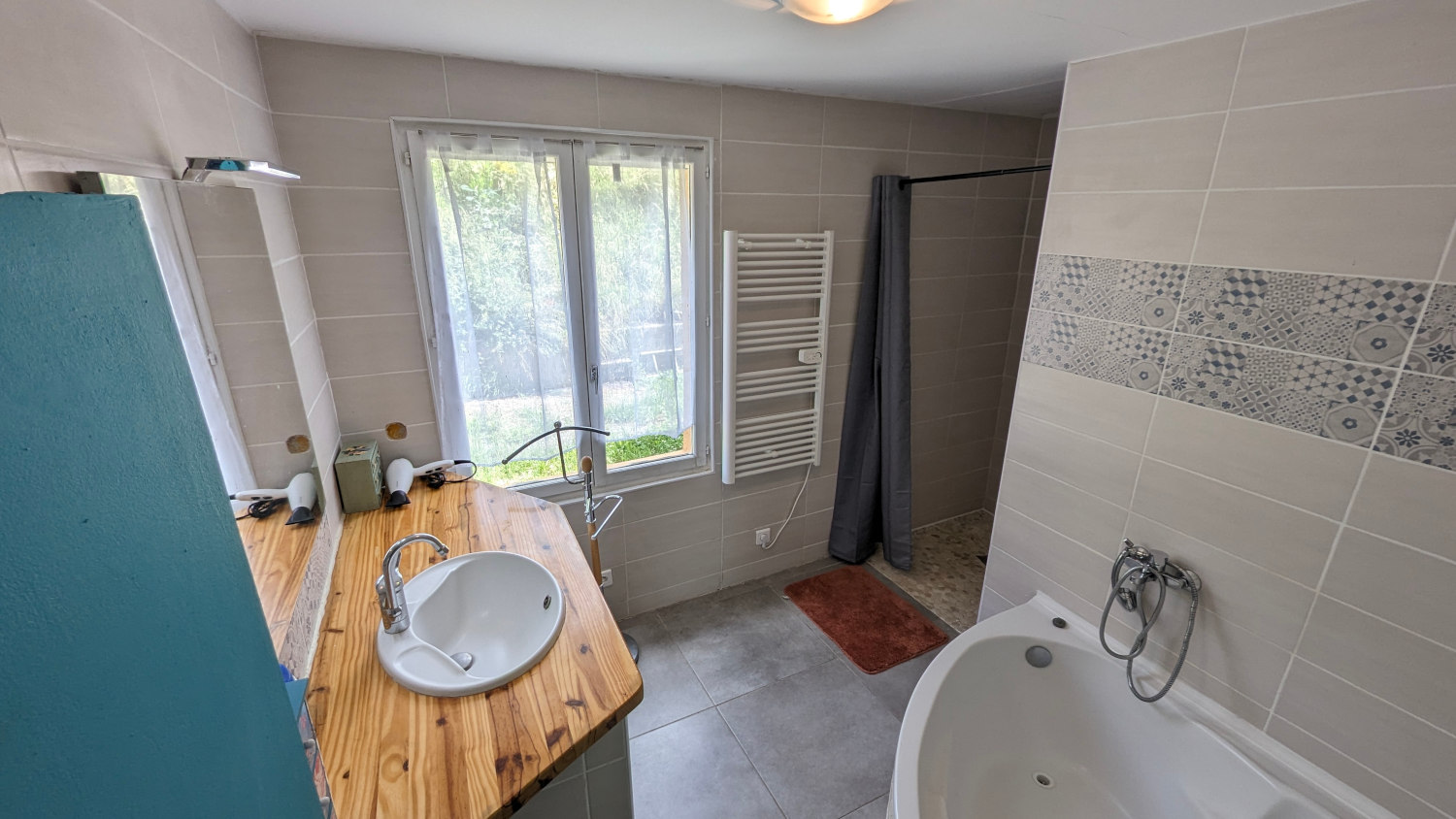 Salle de bain avec baignoire d'angle