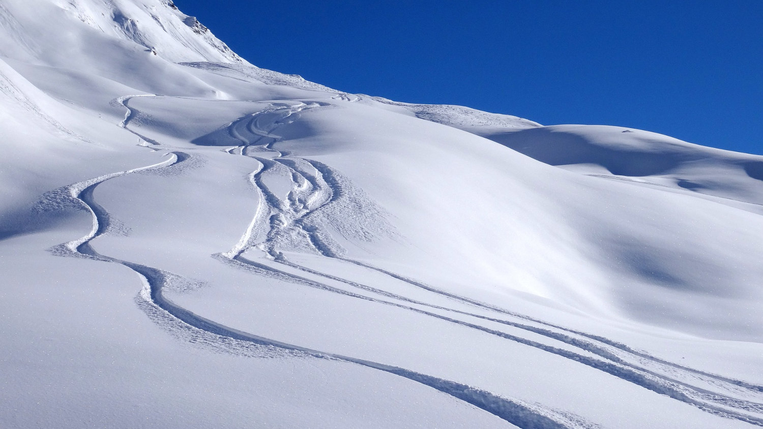 Paysage enneigé près des stations de ski des Hautes-Alpes